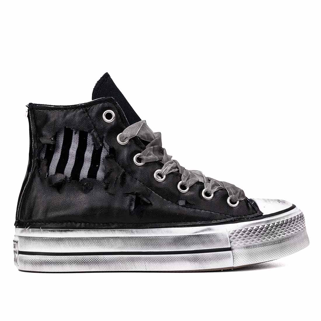 converse in stile Mercoledì Addams in pelle nera, jeans grigio e velluto