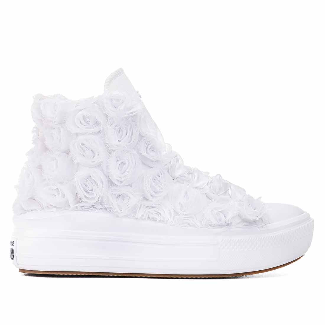 converse move alte bianche con rose in tulle bianco per matrimonio