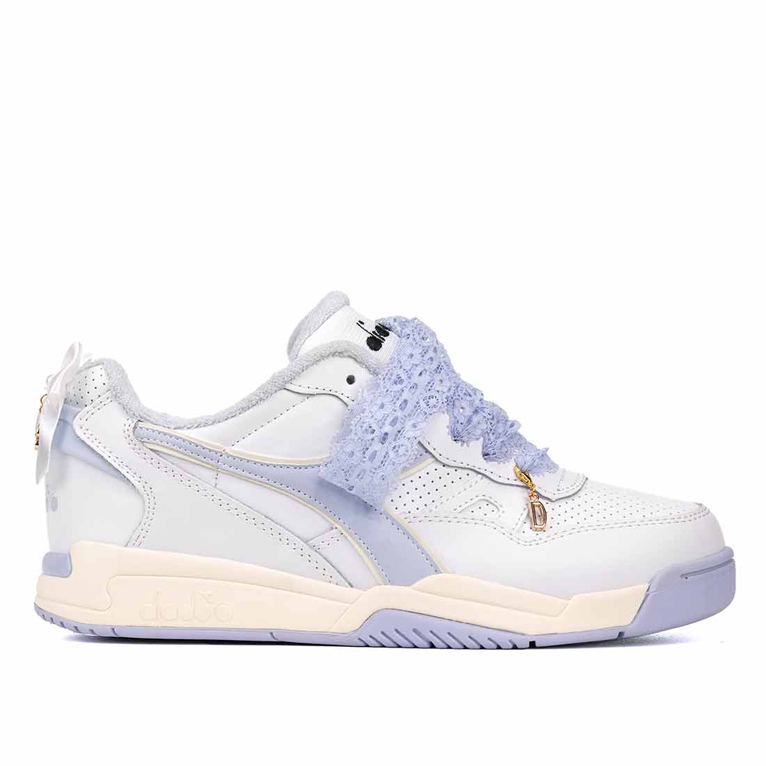 diadora lilla con lacci in pizzo e ciondolo personalizzato