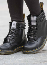 Personalizzazione Dr Martens Scozzese Bianco-Nero con Borchie - Outlet