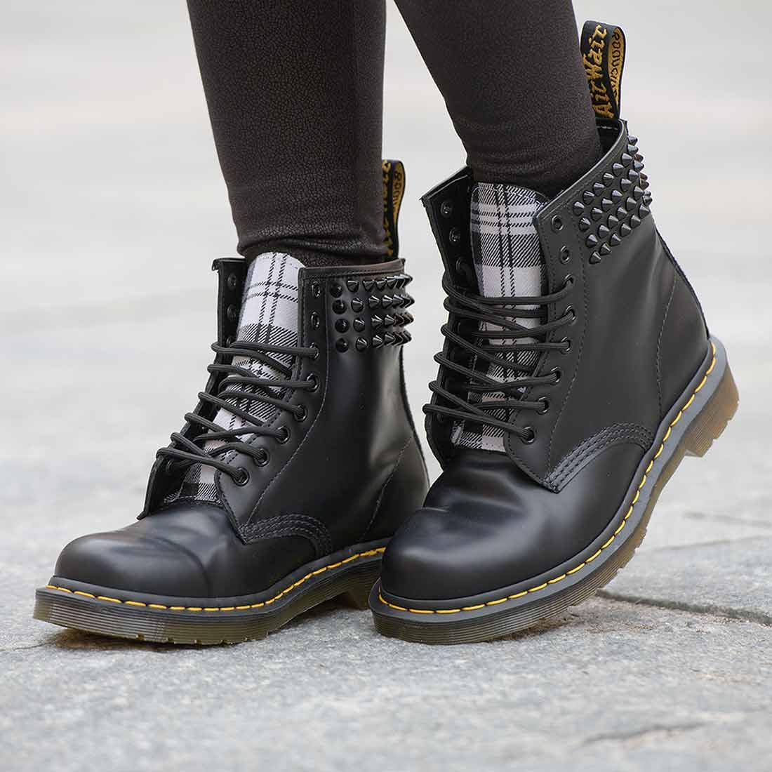 Personalizzazione Dr Martens Scozzese Bianco-Nero con Borchie - Outlet