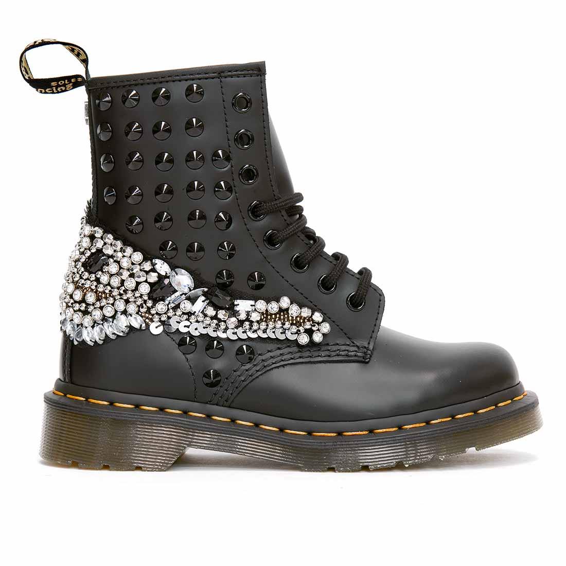 Personalizzazione Dr Martens con strass gioielli e Borchie Nere - Outlet