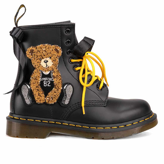 dr martens nere con orso e lacci gialli