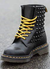 Lacci dr martens originali colore giallo su stivaletti da donna anfibi con borchie nere