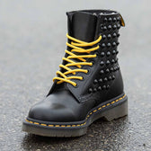 Lacci dr martens originali colore giallo su stivaletti da donna anfibi con borchie nere