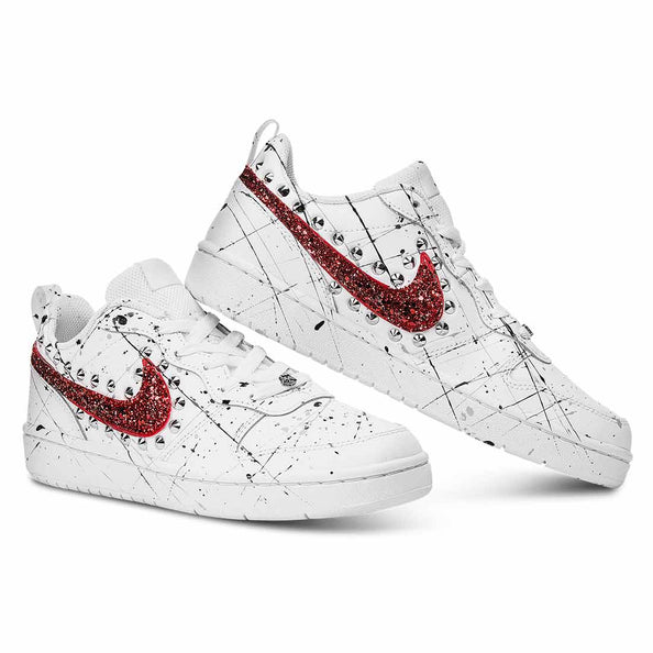 Nike bianche con effetto tempera schizzata brillantini rossi e borchie argento 