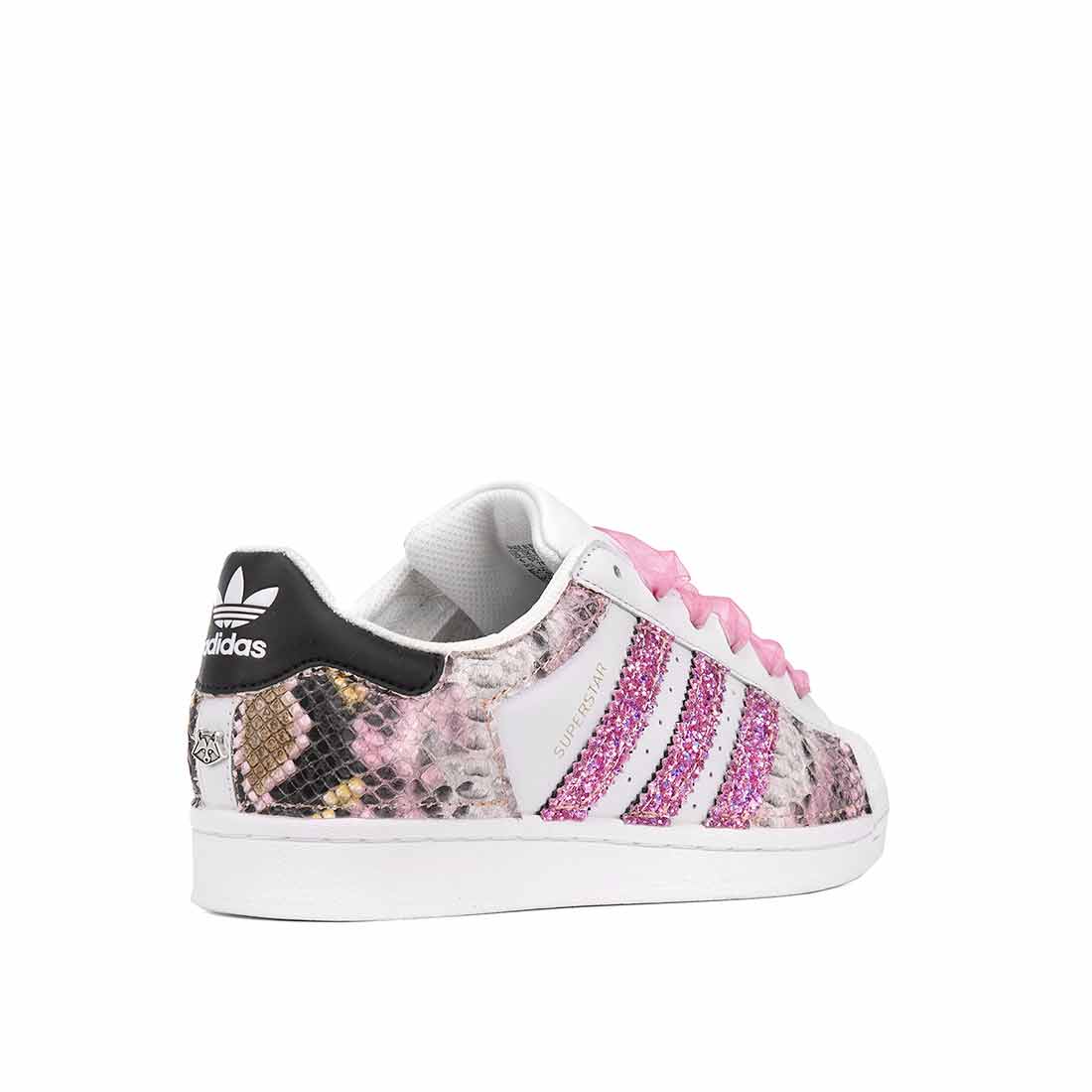 scarpe adidas animalier con pitone rosa e bande in glitter fucsia e lacci rosa