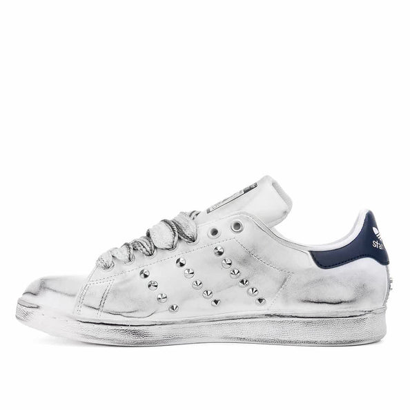 Scarpe Adidas con borchie effetto vintage 