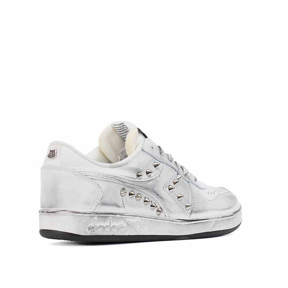 Sneakers Diadora con borchiette argento ed effetto vintage