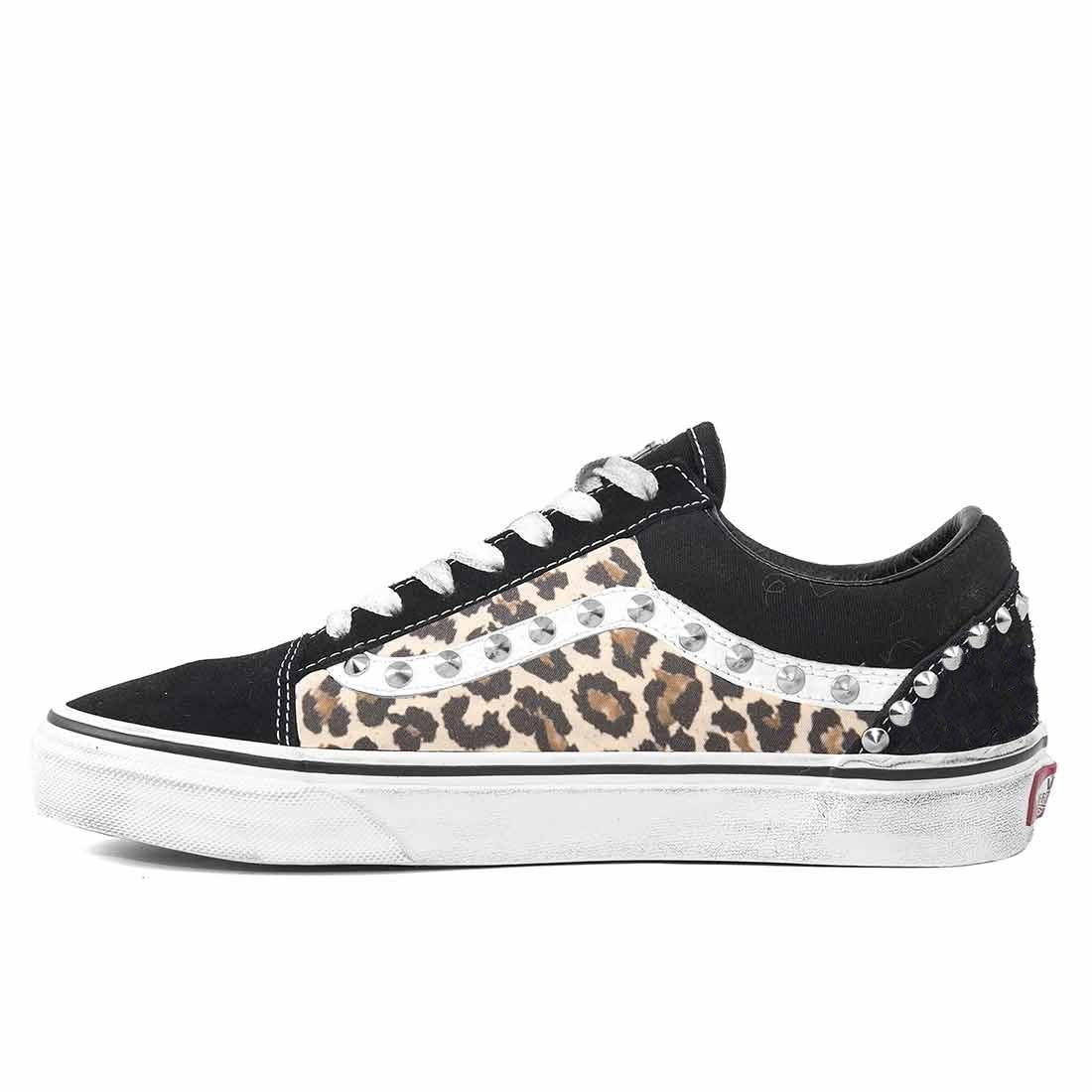 scarpe vans da skate leopardate con borchiette e maculate