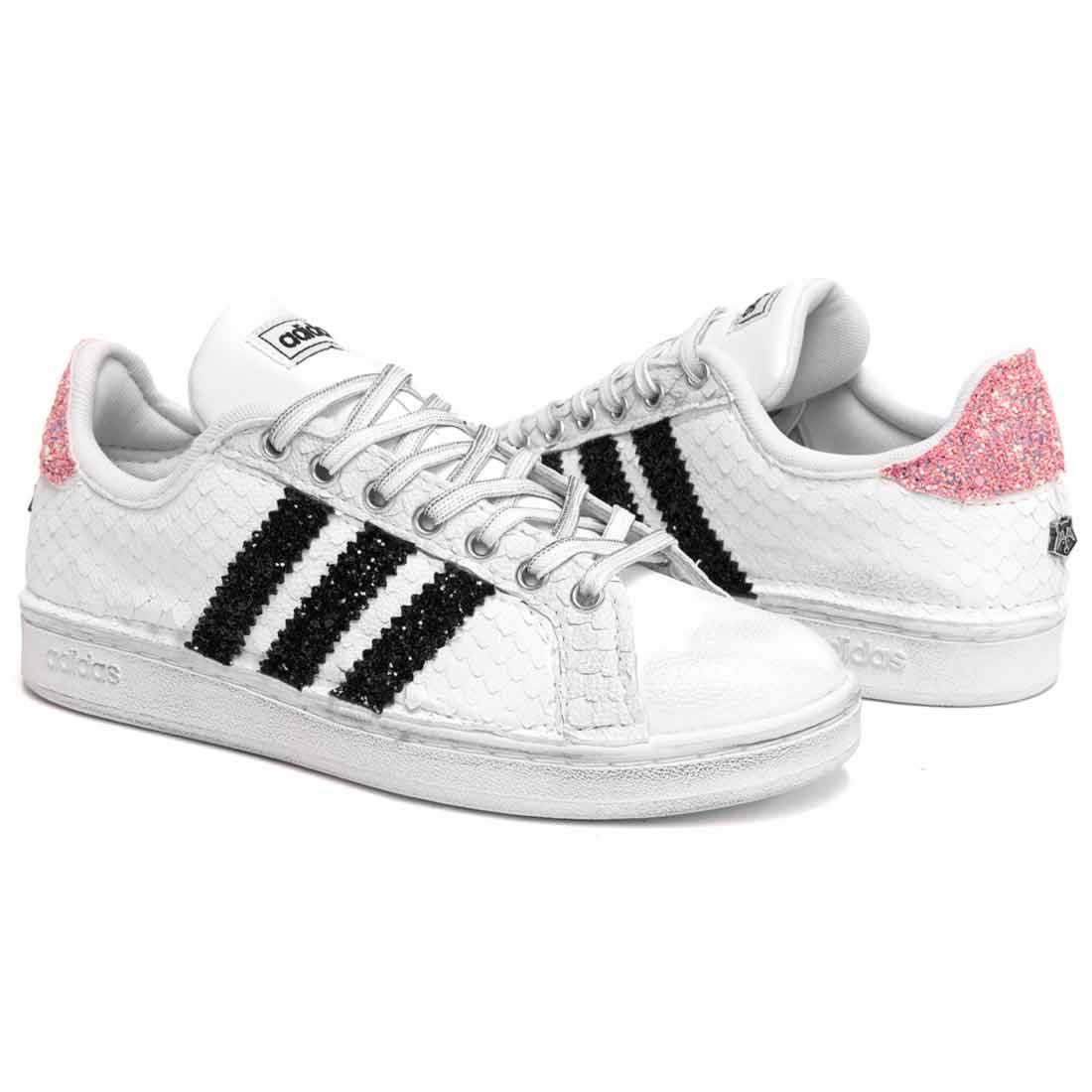 sneakers adidas grand court con brillantini neri e rosa con squame bianche
