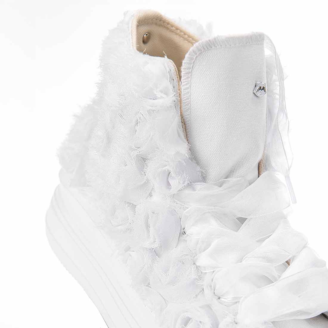 Scarpe comode per la sposa converse move con rose bianche e doppi lacci in tulle e raso 