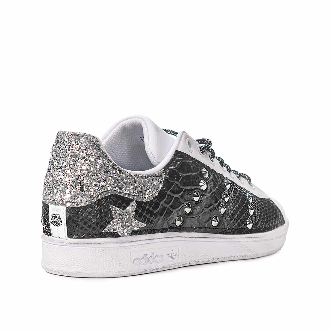 Scarpe da ginnastica adidas bianche con brillantini argento e borchiette animalier lucido nero e lacci brillantinati
