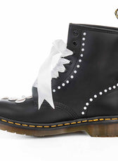Stivaletti dr martens con perle e lacci in raso bianco