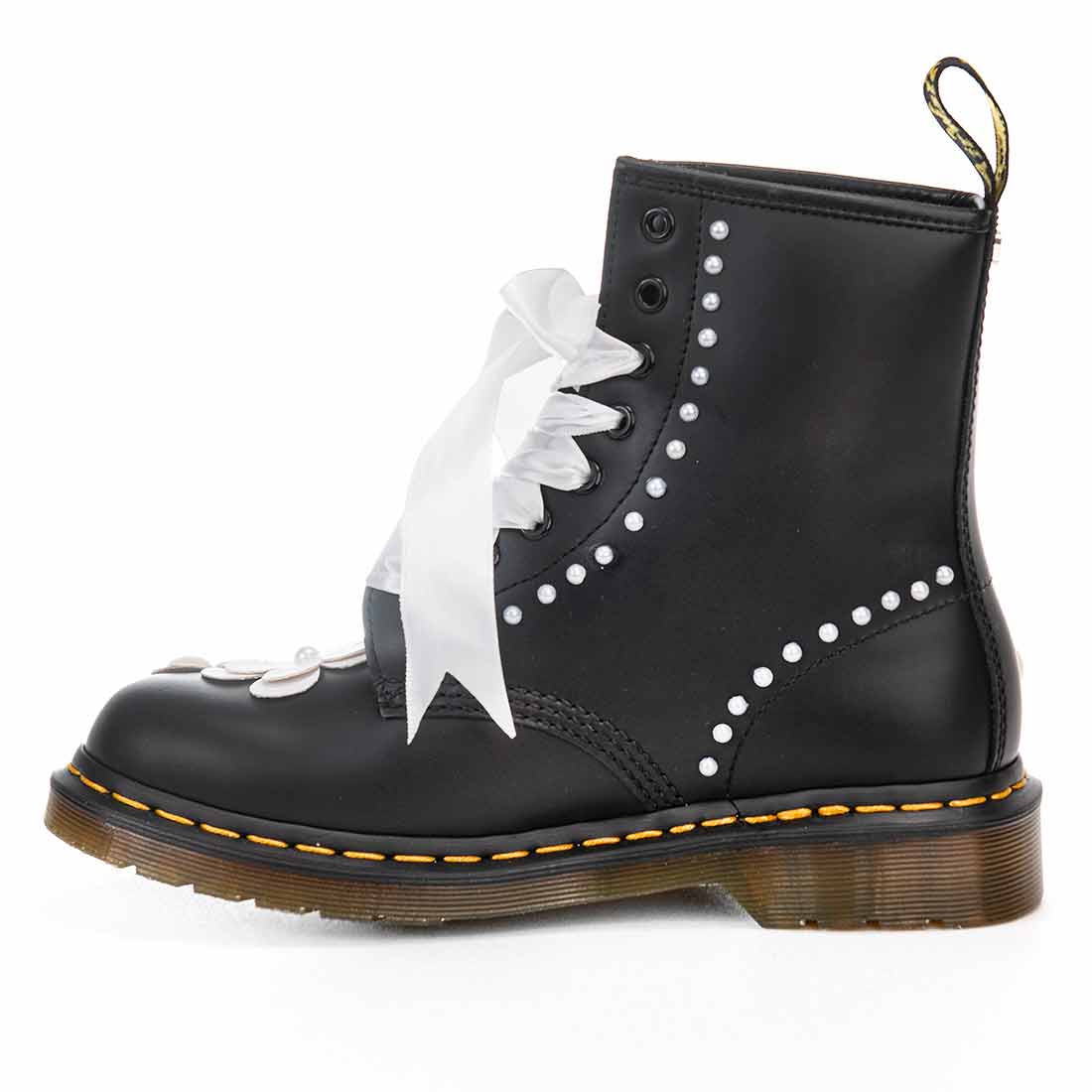 Stivaletti dr martens con perle e lacci in raso bianco