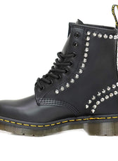 stivali borchiati marca dr martens grounge