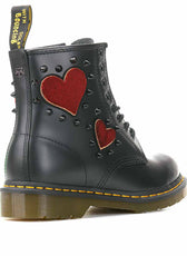 stivali dr martens con cuoricini rossi