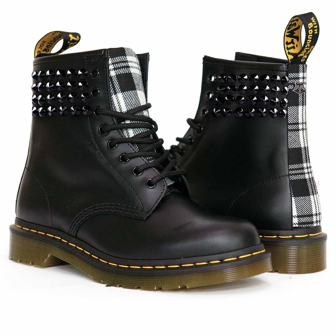 Personalizzazione Dr Martens Scozzese Bianco-Nero con Borchie - Outlet
