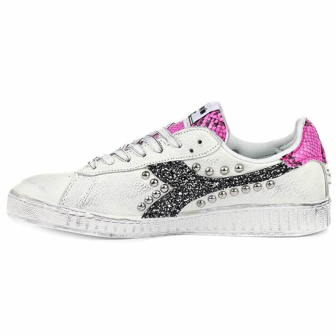 Sneakers Diadora heritage con pitone color rosa fluo con glitter nero e con borchie