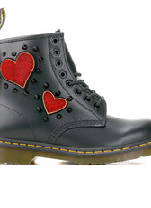 Dr Martens con cuori e borchie nere