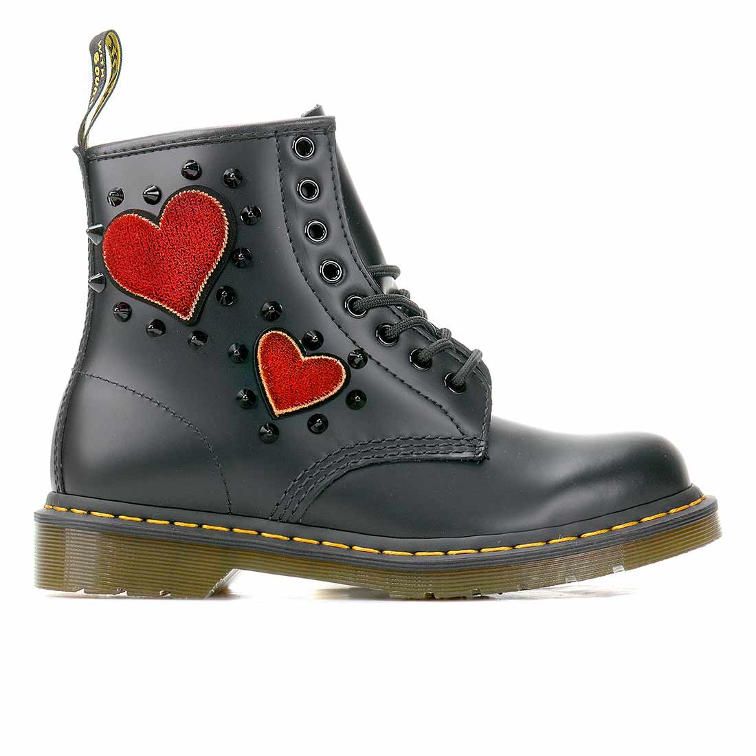 Personalizzazione Dr Martens con Cuori e borchie nere a punta