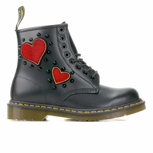 Dr Martens con cuori e borchie nere