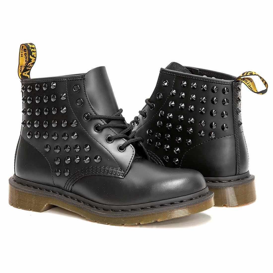 Dr. Martens bassi con borchie