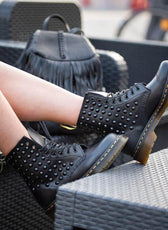 dr martens 1460 di colore nero personalizzate con borchie nere da Racoon-LAB