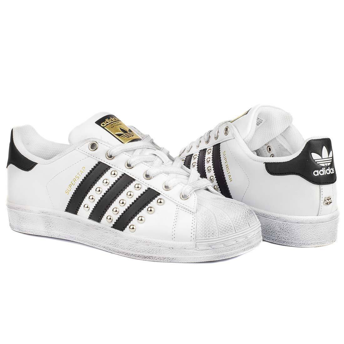 Scarpe Sneakers Adidas Superstar bianche con le strisce nere personalizzate e borchiate