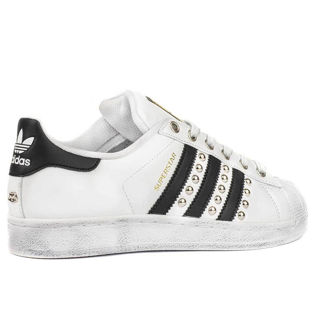 Sneakers Adidas modello Superstar bianche strisce nere personalizzate con borchie da Racoon-LAB 