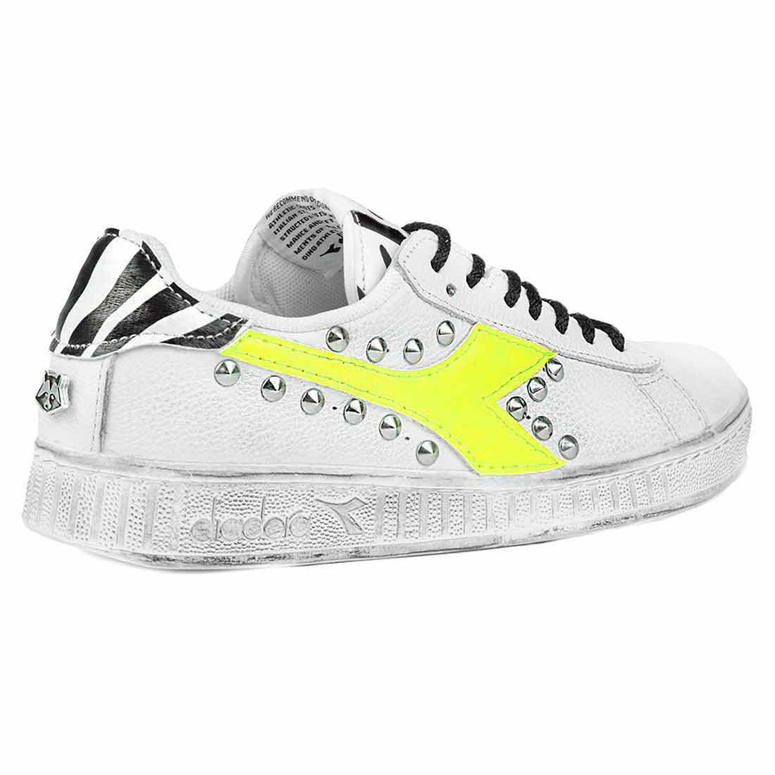 Sneakers Diadora zebrate gialle fluo personalizzate con borchie