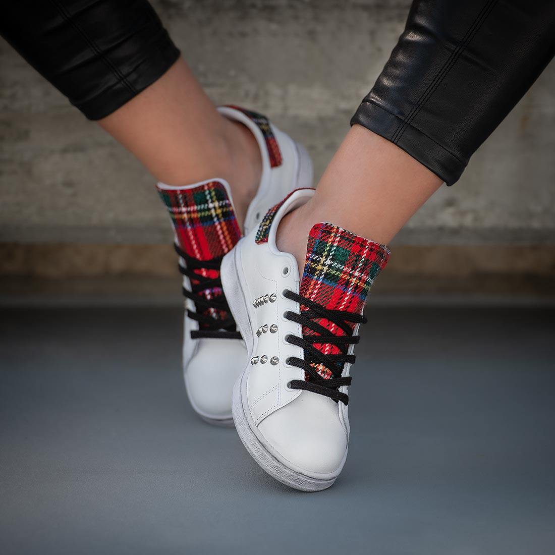 scarpe adidas borchiate con dettagli in stile tartan scozzese