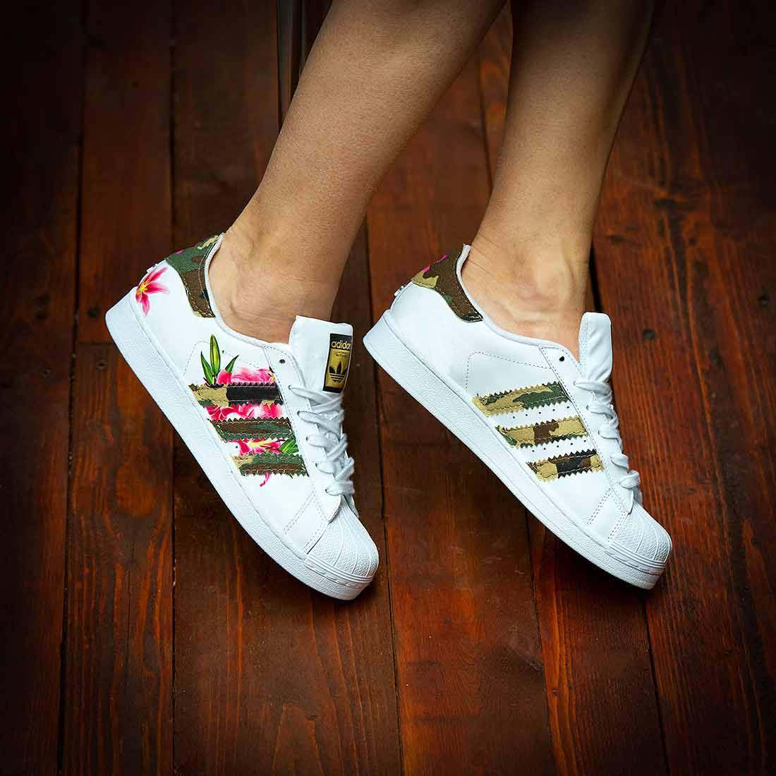 adidas mimetiche con fiori rosa