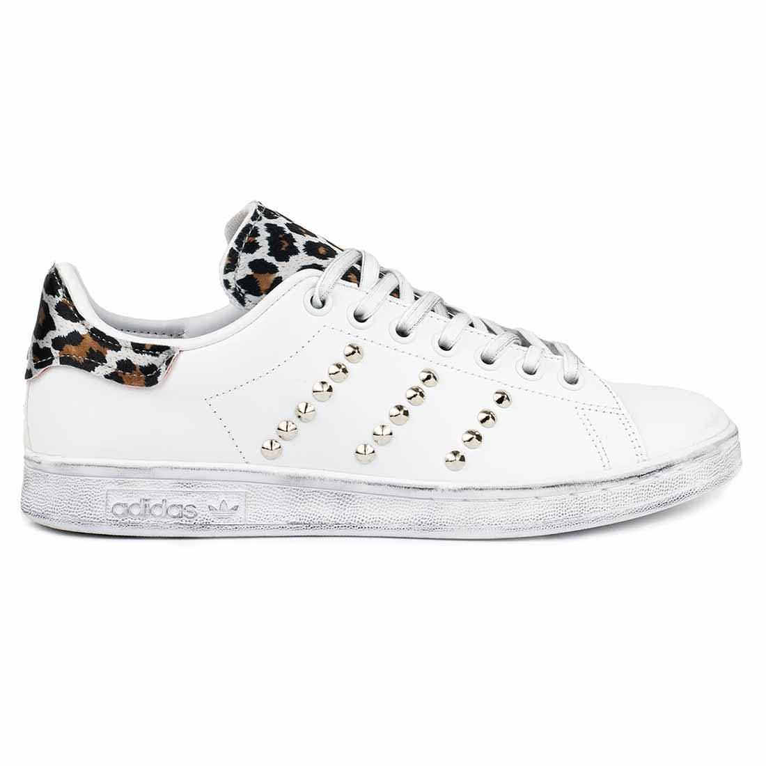 scarpe adidas stan smith bianche con borchie e dettagli animalier effetto leopardato