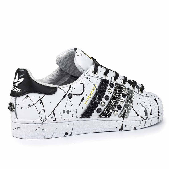 adidas superstar con brillantini neri argento e schizzate di vernice