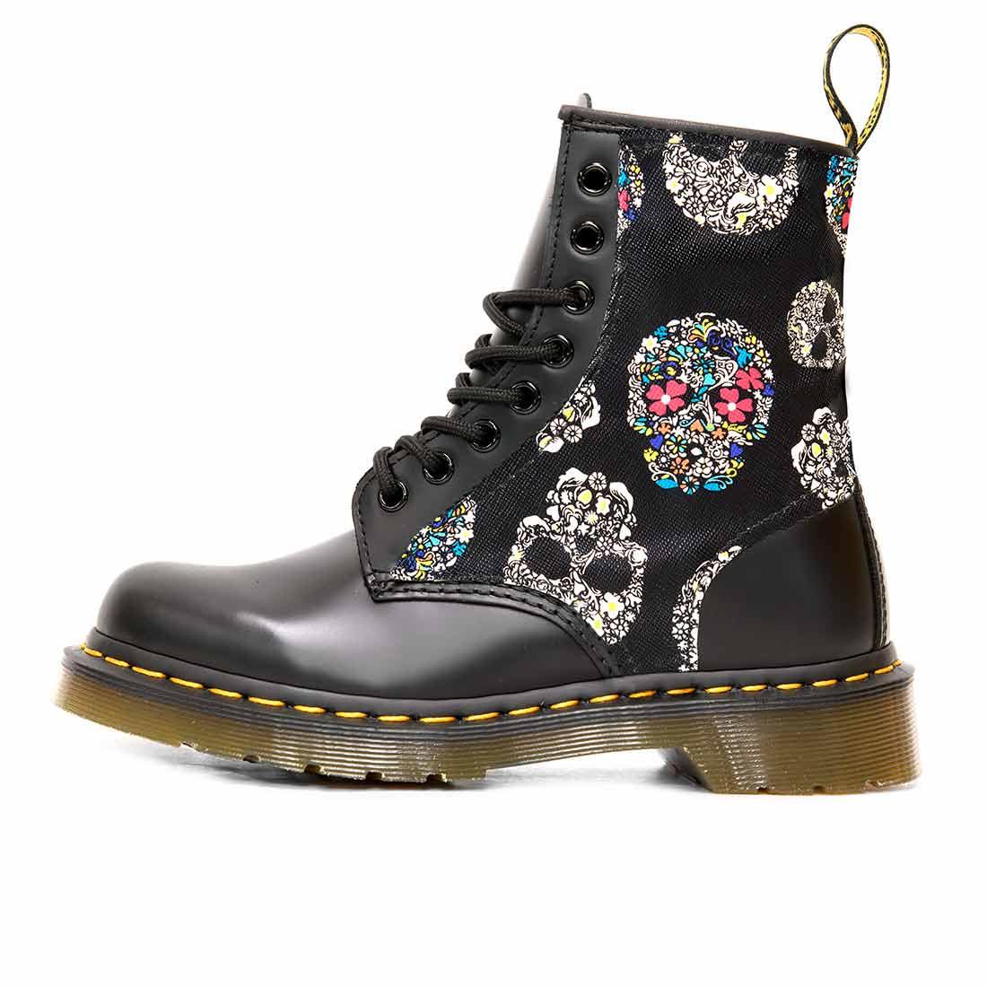 anfibi dottor martens con teschi colorati