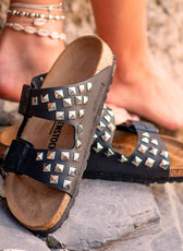 ciabatte birkenstock arizona con borchie a piramide