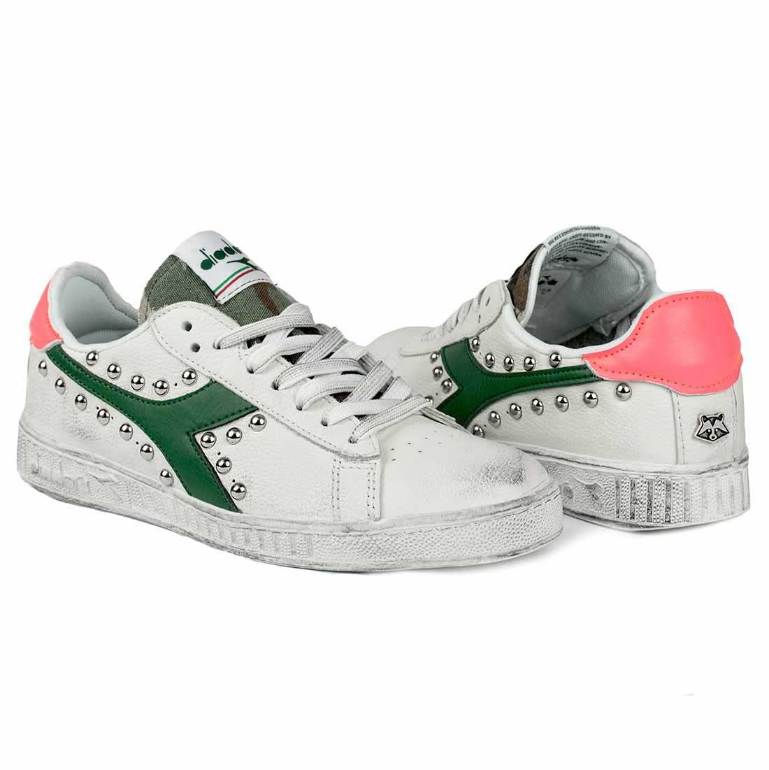 custom sneakers verde camo militare dettagli fucsia con borchie