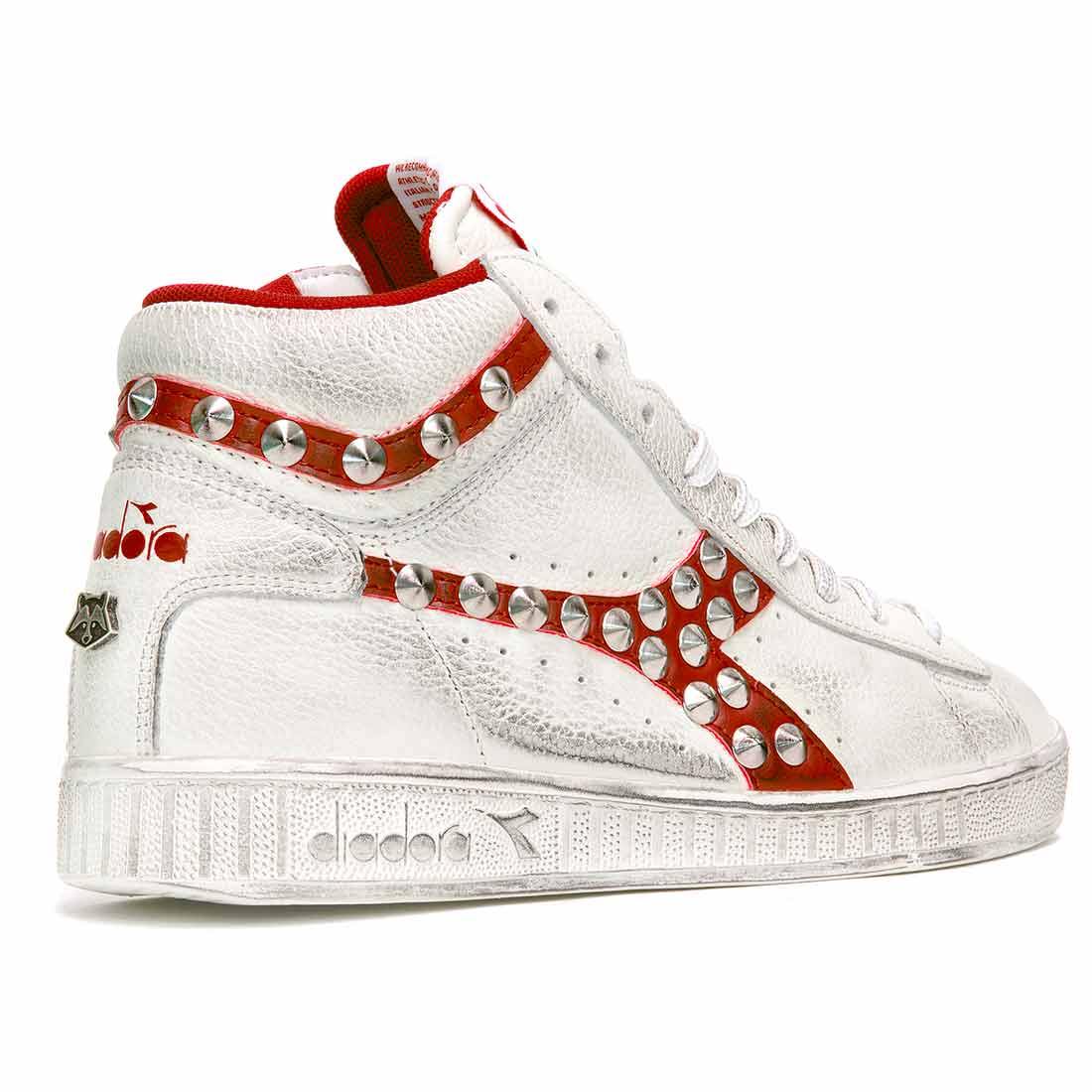 diadora personalizzate con borchiette a cono colore rosso