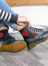 dr martens 1460 con cuori rossi e borchiette lucide nere
