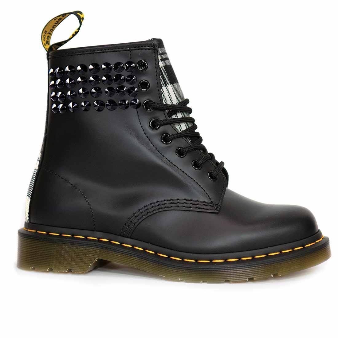 dr martens borchiate tartan bianco e nero