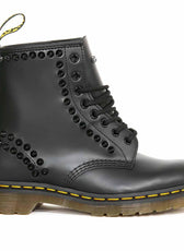 dr martens con borchie nere lucide