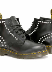 dr martens custom con borchie a cono argento sui lati modello basso 6 fori