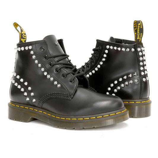 dr martens custom con borchie a cono argento sui lati modello basso 6 fori