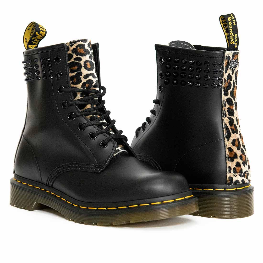 Personalizzazione Dr Martens Leopardati (Animalier Maculato) con borchie nere