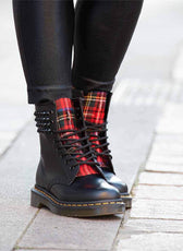 anfibi scozzese rosso e borchie Dr.Martens