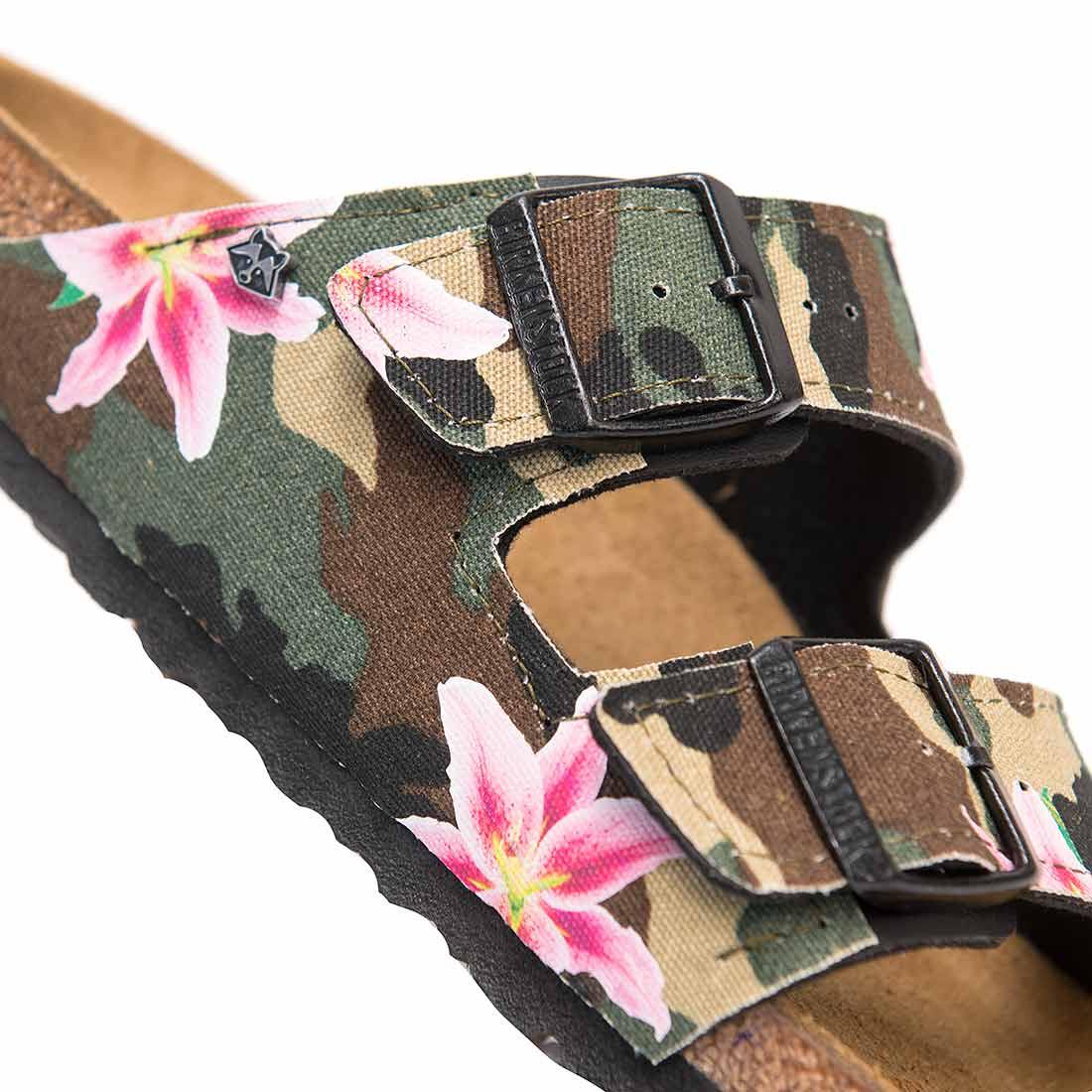 sandali birkenstock arizona personalizzate tela camouflage militare e fiori tropicali stampati a mano