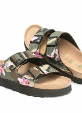 sandali camo con fiorellini rosa