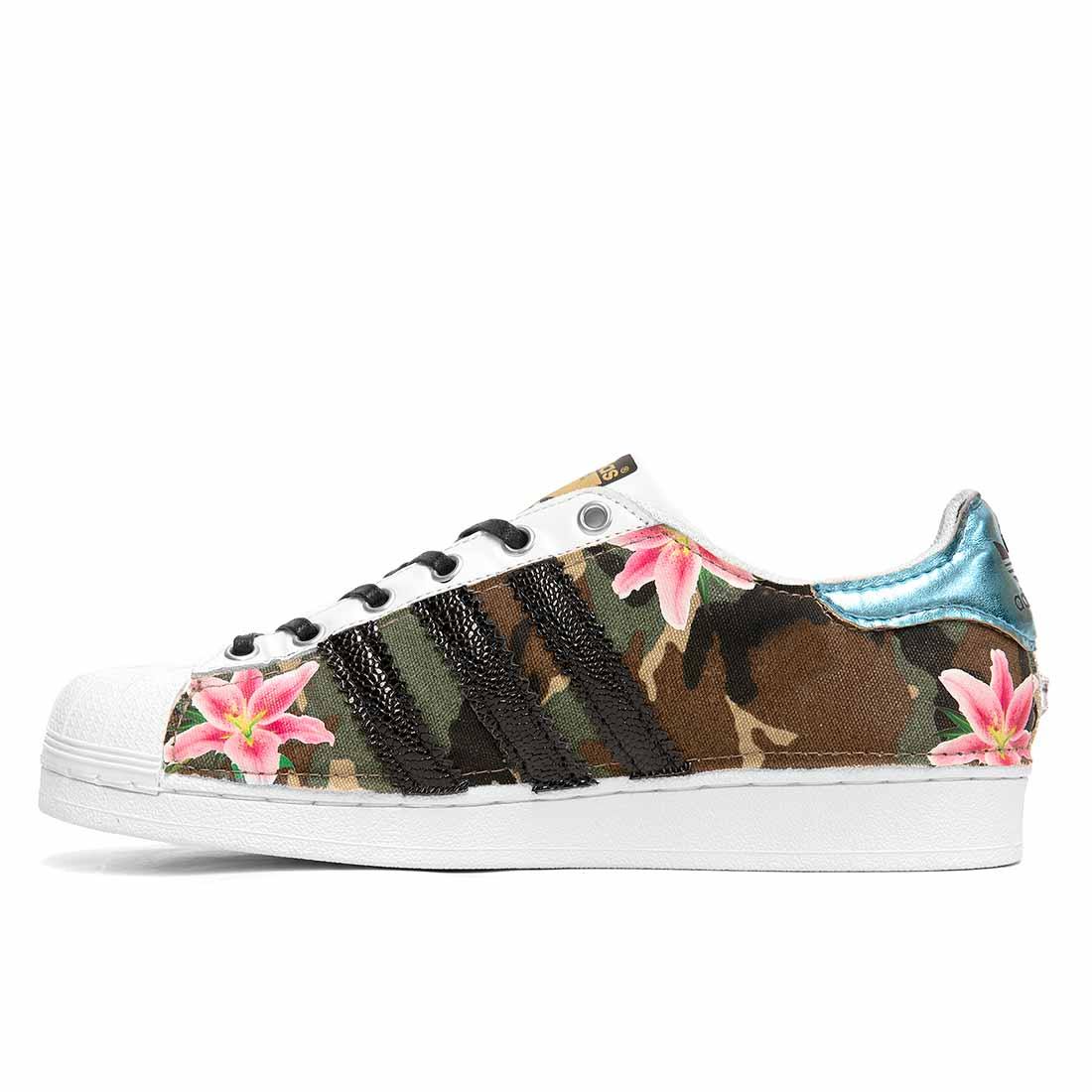 scarpe adidas con fiori rosa e camo