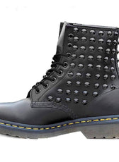 anfibi dr martens personalizzati completamente ricoperti con borchie a cono di colore nero 